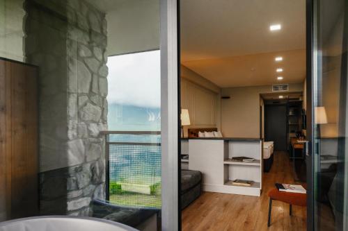 ein Zimmer mit Blick auf ein Wohnzimmer in der Unterkunft Monte Hotel in Gudauri