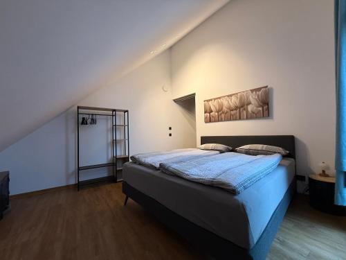 a bedroom with a large bed in a attic at Ferienwohnung Zwischenhoch in Kranenburg