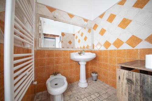 a bathroom with a toilet and a sink at Mas de la Bimarde in Monteux