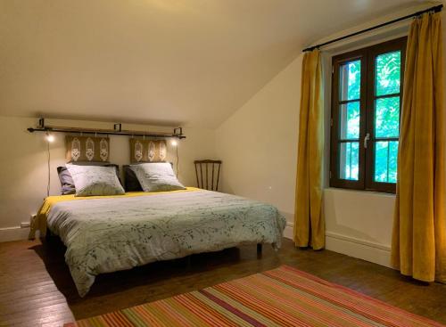 a bedroom with a bed and a large window at Péniche GEMJO & Maison d'Ecluse No17 - Chambres d'hôtes insolites au fil du canal in Castelsarrasin