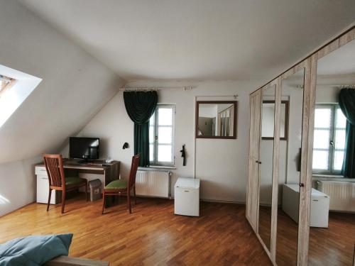a living room with a desk and a computer at Beli oblaki in Gradišče v Slovenskih Goricah