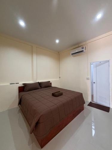 a bedroom with a bed and a window in it at บ้านศรีสุธรรม3 Baansrisutham 3 in Don Sak