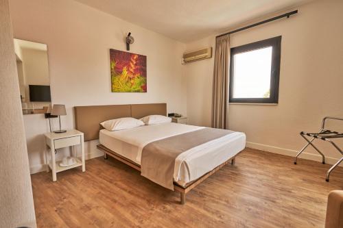 ein Schlafzimmer mit einem großen Bett und einem Fenster in der Unterkunft Kardes Hotel in Bursa