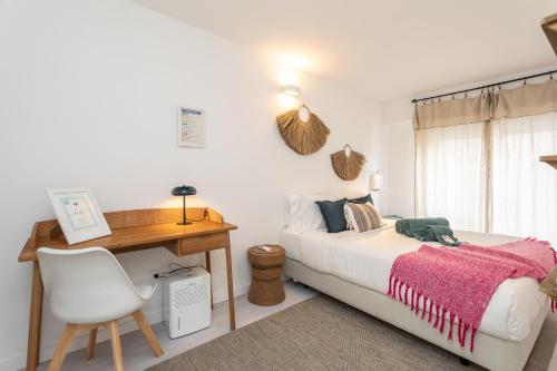 ein Schlafzimmer mit einem Bett, einem Schreibtisch und einem Stuhl in der Unterkunft BeGuest Tiny Azure Apartament in Parede