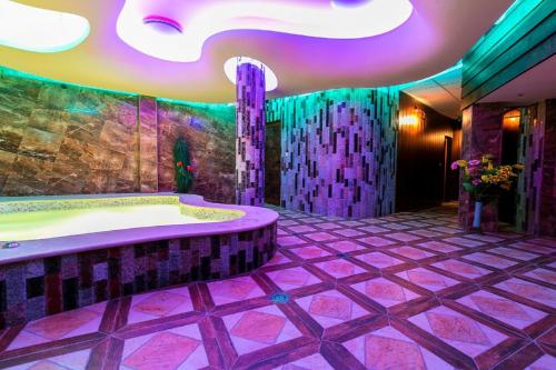 a bathroom with a tub and a purple floor at Discret Hotel & Restaurant in Vladaya
