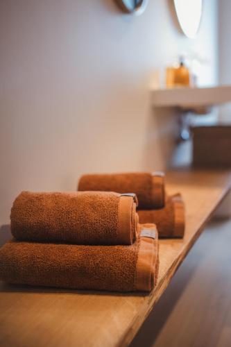 a group of brown towels sitting on top of a counter at L'exclusif douceur in Aubel