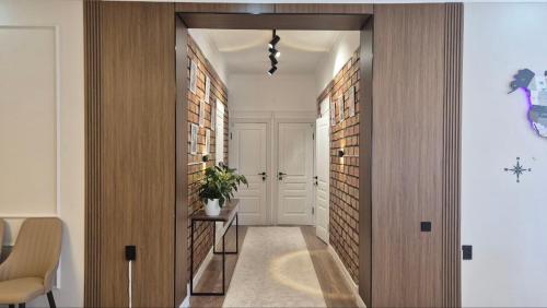 a hallway with a door leading into a room at Beypil Place in Kochkorka