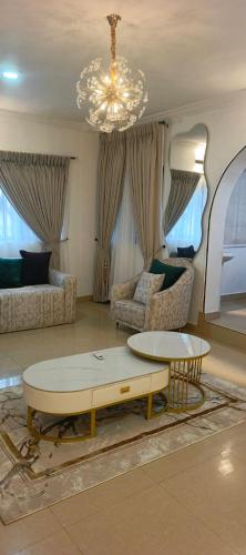 ein Wohnzimmer mit einem Couchtisch und einem Kronleuchter in der Unterkunft Harrington Duplex in Meran