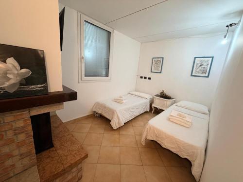 ein Zimmer mit zwei Betten und einem Kamin in der Unterkunft Arcore Relax Suite in Arcore