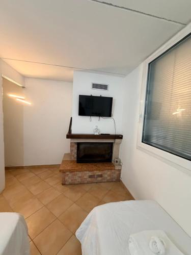 ein Zimmer mit einem Flachbildfernseher an der Wand in der Unterkunft Arcore Relax Suite in Arcore