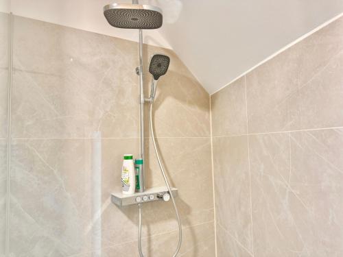 Modern Luxury Apartment with Balcony & Free Parking