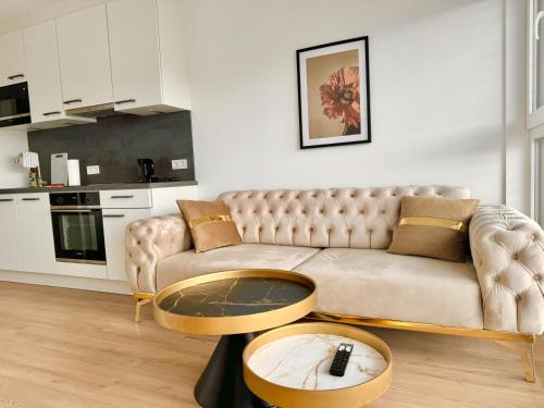 Modern Luxury Apartment with Balcony & Free Parking