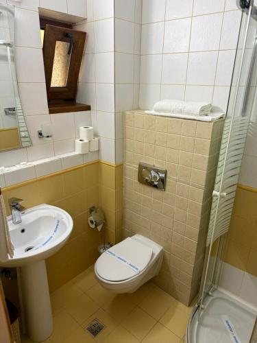 a small bathroom with a toilet and a sink at Hostel Nova Route in Mamaia Sat/Năvodari