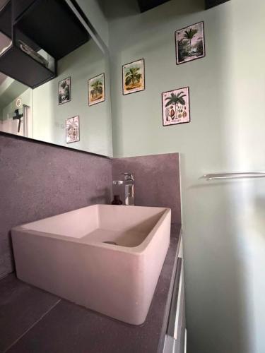 a large white bath tub in a bathroom at Ô Pationato in Saint-Louis