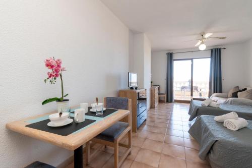 Central Studio Apartment Communal Heated Pool