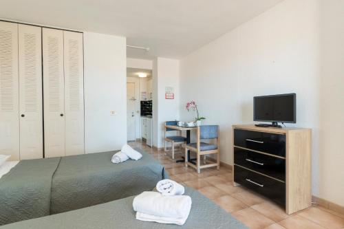 Central Studio Apartment Communal Heated Pool