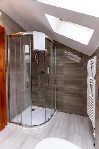 a shower in a bathroom with a ceiling at Hotel Anna Mátrafüred in Mátrafüred