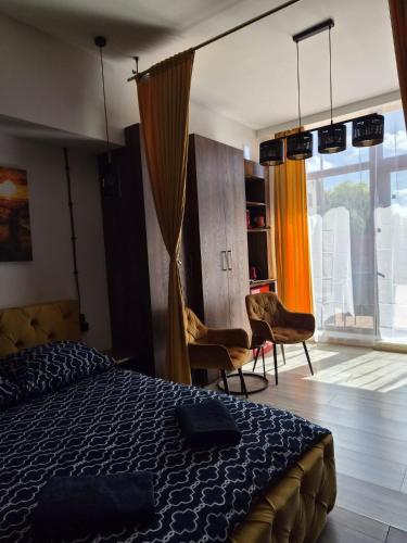 a bedroom with a bed and two chairs in it at WILLA VASCO BOSMAN in Rewa