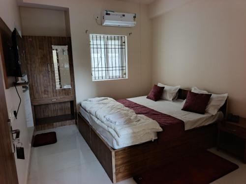 a bedroom with two beds and a window at hotelnishainn in Rānchī