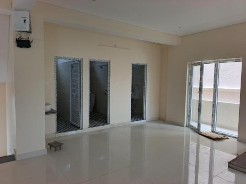 an empty room with four mirrors on the wall at hotelnishainn in Rānchī