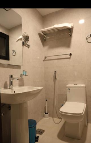 a bathroom with a toilet and a sink at فندق بشاير الإجابة Bashaier Al EJaba Hotel in Mecca