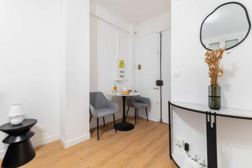 Studio elegant sacre coeur metro anvers - Paris 18 -2P