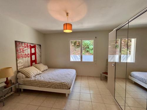 a bedroom with a bed and a glass shower at Villa à Pyla-sur-Mer avec piscine in La Teste-de-Buch