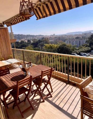 Sainte-Maxime apartment with terrace and sea view