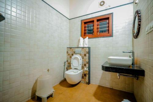 a bathroom with a toilet and a sink at Valley Vibes in Rāmanagaram