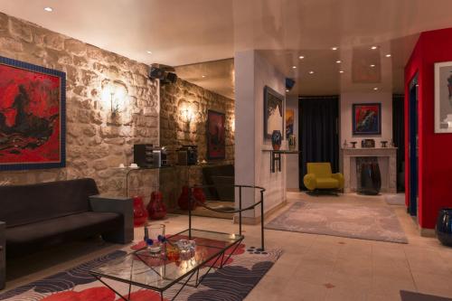 un salon avec un canapé et une table dans l'établissement Hotel Danemark, à Paris