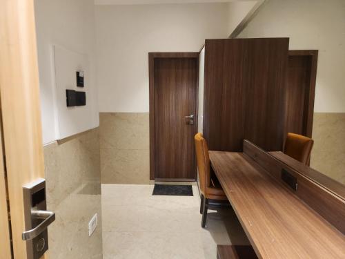 a hallway with a wooden desk and a door at Hotel Suncity Residency in Kālundri