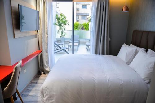 a hotel room with a bed and a balcony at Le 22 Appart'Hotel in Casablanca