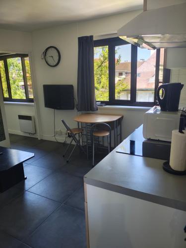 Grand studio chambre séparée Quartier Parmelan
