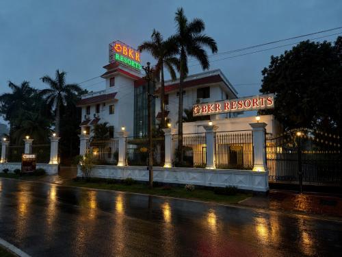 a white building with a sign that reads park restaurants at BKR Resort in Kuttālam