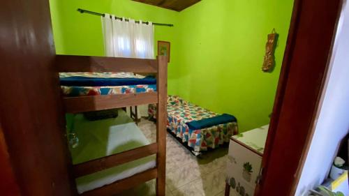 a room with two bunk beds and a bed at Quarto Alecrim in Ibicoara