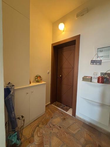 ein Zimmer mit einer Tür und eine Küche mit einem Fußboden in der Unterkunft Orsalia's Apartment in Neapolis