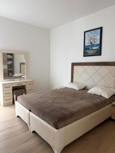 a bedroom with a large bed and a desk at Sunshine view in Seoca