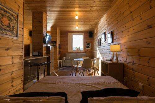1 dormitorio con 1 cama en una habitación con paredes de madera en Casa Rural Arbegain Etxea en Aizarna