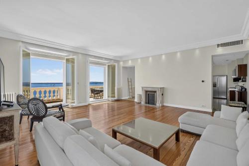 REF 2087 - Cannes - 3-bedrooms apartment with sea view for rent