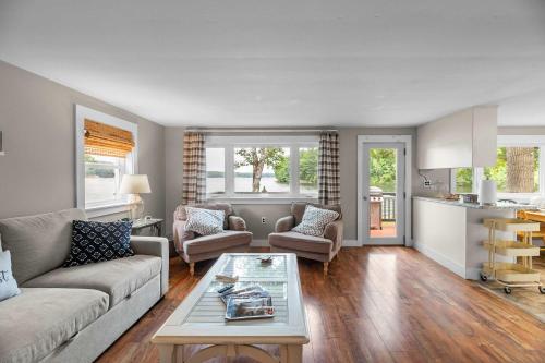 a living room with a couch and a table at Cozy Keyes Cottage in Winthrop