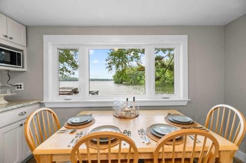 a dining room with a table and chairs and a window at Cozy Keyes Cottage in Winthrop