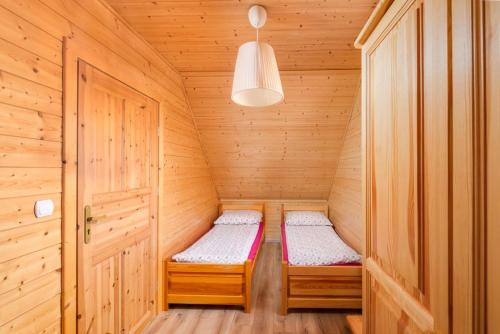 a sauna with two beds in a wooden cabin at Chaty u Bibra in Sablówka