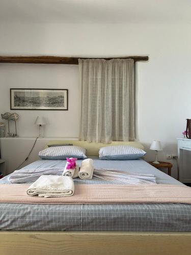 ein Bett mit zwei Handtüchern und zwei Stofftieren darauf in der Unterkunft Sail in in Drios