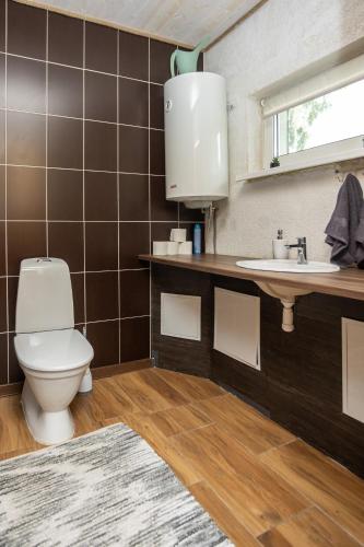 a bathroom with a toilet and a sink at Sepa puhkemaja in Pärnu