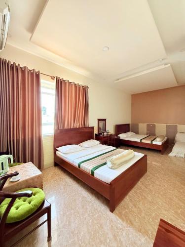 a bedroom with two beds in a room at Khách Sạn Xuân Huỳnh 3 Sóc Trăng in Soc Trang