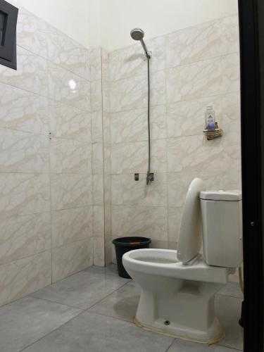a bathroom with a toilet and a shower at L'évasion-Royale in Thiès