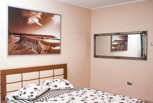 ガラツィにあるEric Studioのベッドルーム1室(ベッド1台付)が備わります。壁に2枚の写真が飾られています。