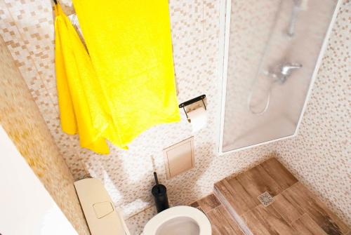 ガラツィにあるEric Studioのバスルーム(黄色いタオル、トイレ付)