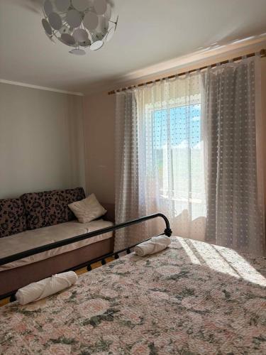 a bedroom with a bed and a large window at Mõnus peatuspaik Saaremaa põhjaranniku avastamiseks in Myustelʼ