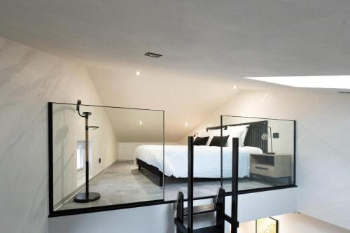 a bedroom with a bed and a glass wall at Studio Le Cristal tout inclus petitdéjeuner in Éloyes